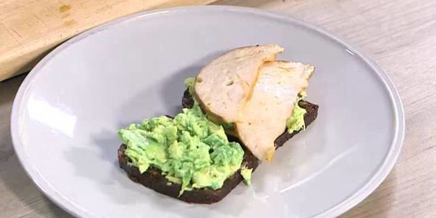 бутерброды с ветчиной, помидорами-гриль и руколой