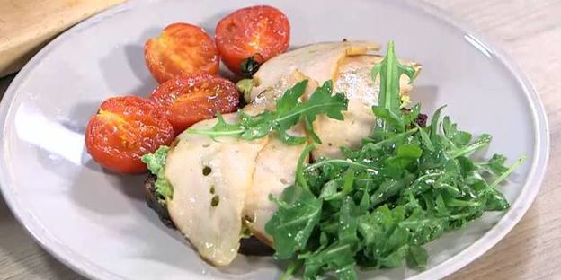 бутерброды с ветчиной, помидорами-гриль и руколой