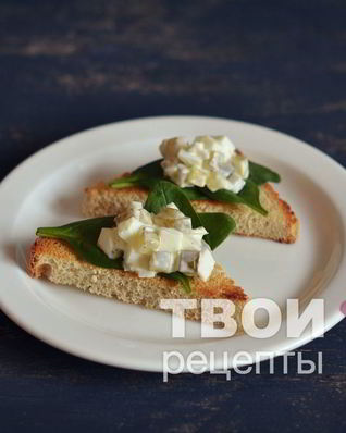 Бутерброды со шпинатом и яичным салатом