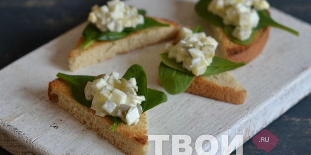 бутерброды со шпинатом и яичным салатом