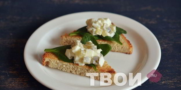 бутерброды со шпинатом и яичным салатом