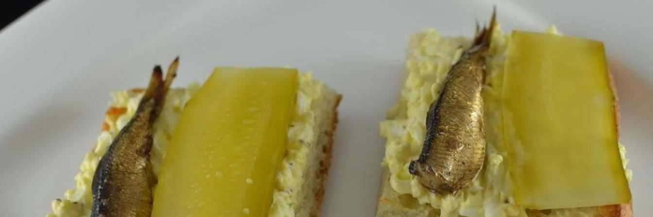 Бутерброды со шпротами и яйцом