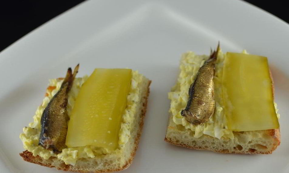 Рецепт бутербродов со шпротами и яйцом