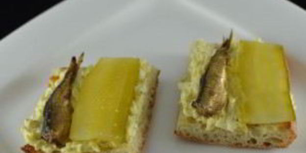 бутерброды со шпротами и яйцом