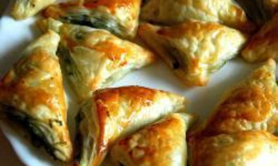 Рецепт бутербродов-треугольников с сыром фета и шпинатом