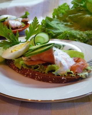 Датский открытый бутерброд с лососем