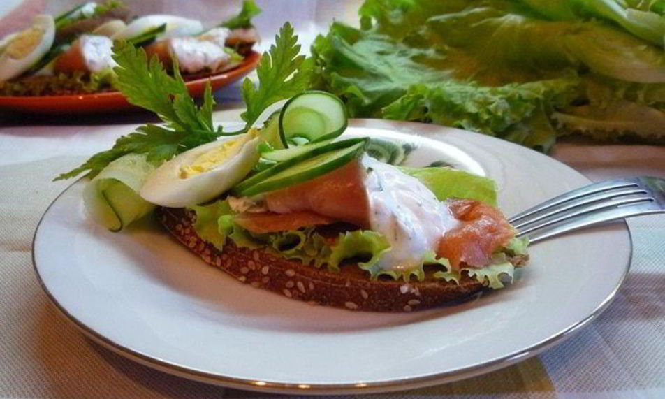 Рецепт датского открытого бутерброда с лососема