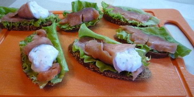 датский открытый бутерброд с лососем