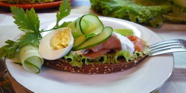 датский открытый бутерброд с лососем