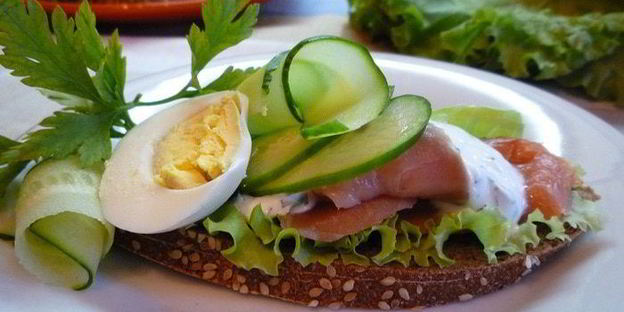 датский открытый бутерброд с лососем