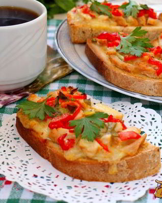 Горячие бутерброды с индейкой, сладким перцем и моцареллой