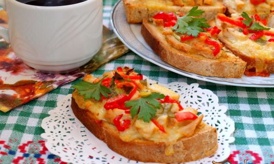 Рецепт горячих бутербродов с индейкой, сладким перцем и моцареллой