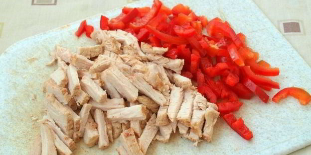 горячие бутерброды с индейкой, сладким перцем и моцареллой