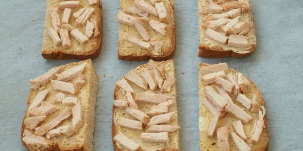 горячие бутерброды с индейкой, сладким перцем и моцареллой