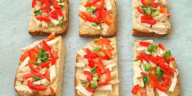 горячие бутерброды с индейкой, сладким перцем и моцареллой