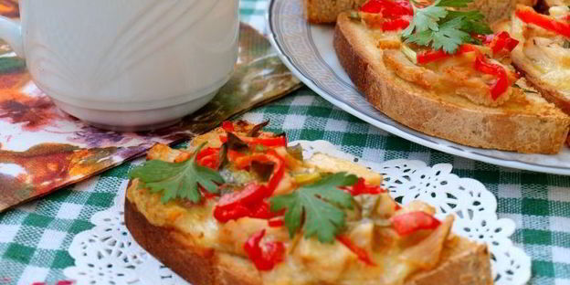 горячие бутерброды с индейкой, сладким перцем и моцареллой