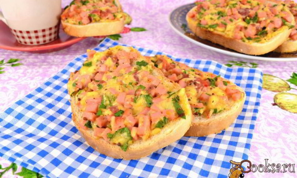 Рецепт горячих бутербродов с колбасой и сыром
