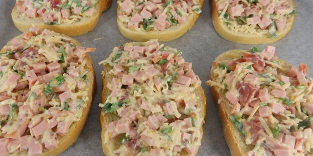 горячие бутерброды с колбасой и сыром