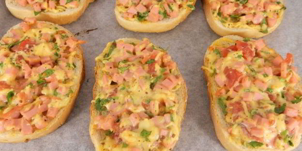 горячие бутерброды с колбасой и сыром