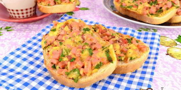 горячие бутерброды с колбасой и сыром