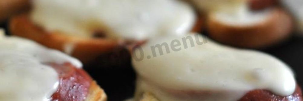 Горячие бутерброды с сосиской и сыром