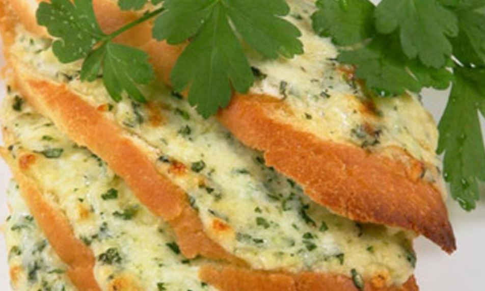 Рецепт горячих бутербродов с соусом и сыром