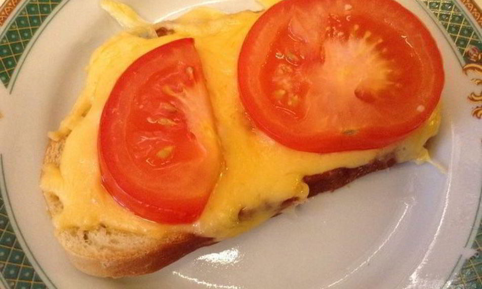 Рецепт горячих бутербродов с сыром, помидорами и чесноком