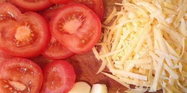 горячие бутерброды с сыром, помидорами и чесноком