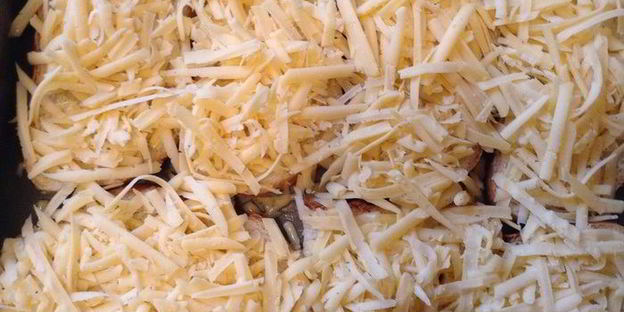 горячие бутерброды с сыром, помидорами и чесноком