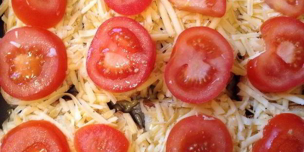 горячие бутерброды с сыром, помидорами и чесноком