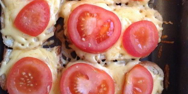 горячие бутерброды с сыром, помидорами и чесноком