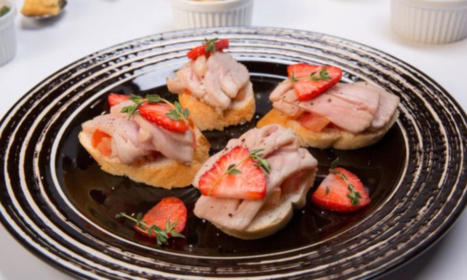 Рецепт горячих бутербродов с тунцом и помидорами