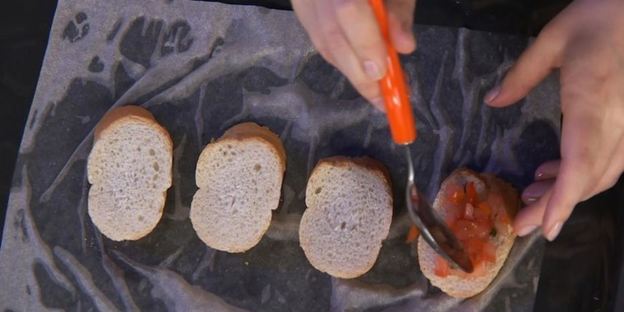 горячие бутерброды с тунцом и помидорами