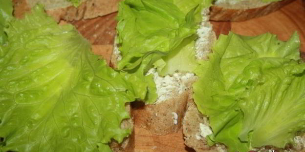 колбасные бутерброды с яйцами и каперсами к завтраку