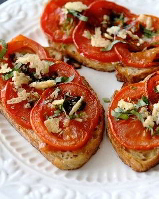 Открытый бутерброд с запеченными помидорами, сыром и бальзамическим уксусом