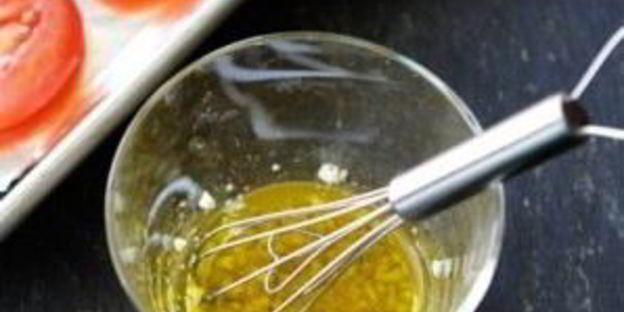 открытый бутерброд с запеченными помидорами, сыром и бальзамическим уксусом