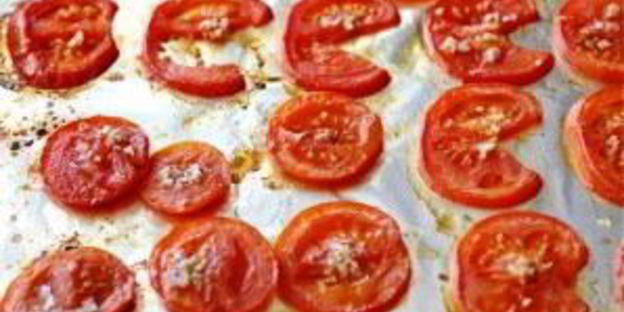 открытый бутерброд с запеченными помидорами, сыром и бальзамическим уксусом