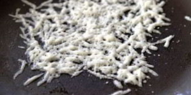 открытый бутерброд с запеченными помидорами, сыром и бальзамическим уксусом