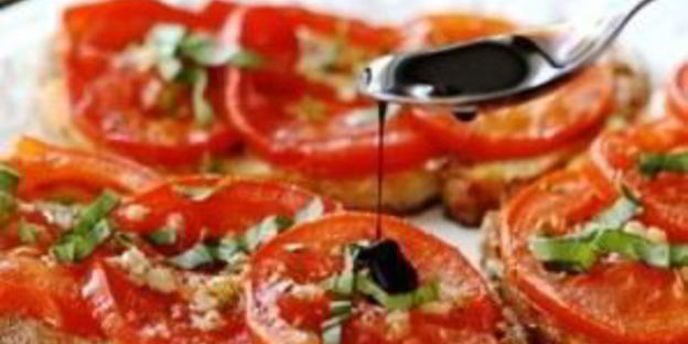 открытый бутерброд с запеченными помидорами, сыром и бальзамическим уксусом