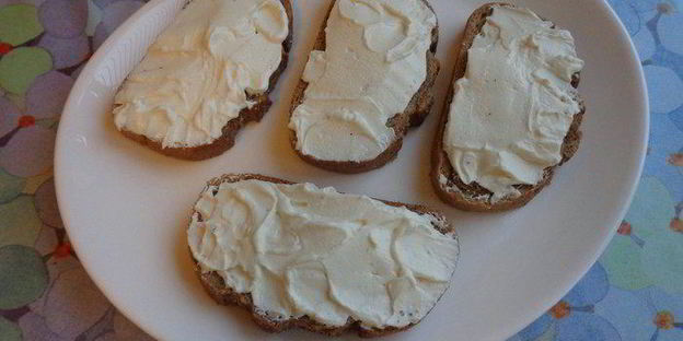 открытые бутерброды с творогом и сушеными томатами