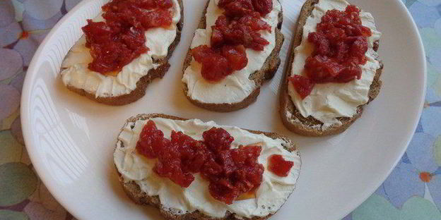 открытые бутерброды с творогом и сушеными томатами