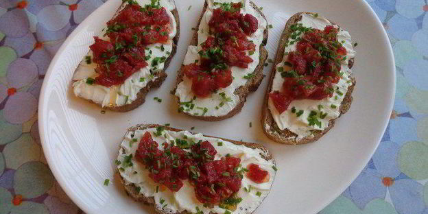 открытые бутерброды с творогом и сушеными томатами