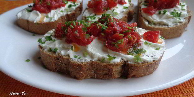 открытые бутерброды с творогом и сушеными томатами