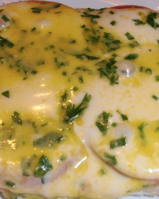 Пикантный бутерброд с анчоусным маслом и помидором