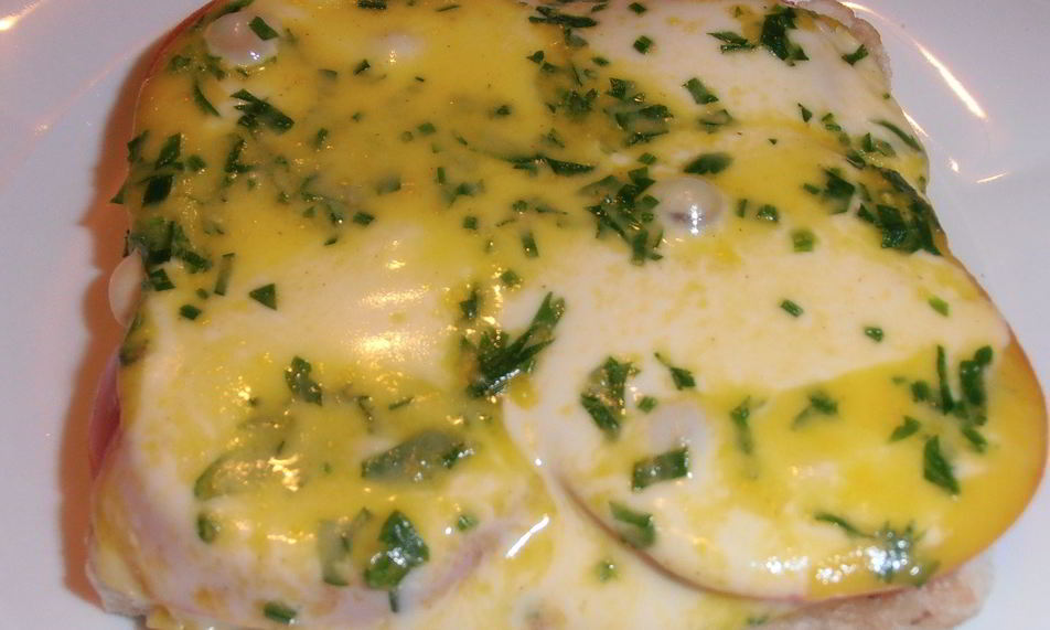 Рецепт пикантного бутерброда с анчоусным маслом и помидором