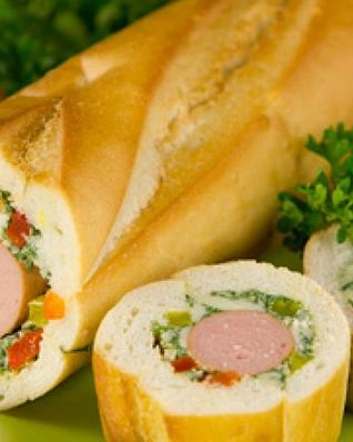 Закрытый бутерброд с сосисками, соленым огурцом и болгарским перцем