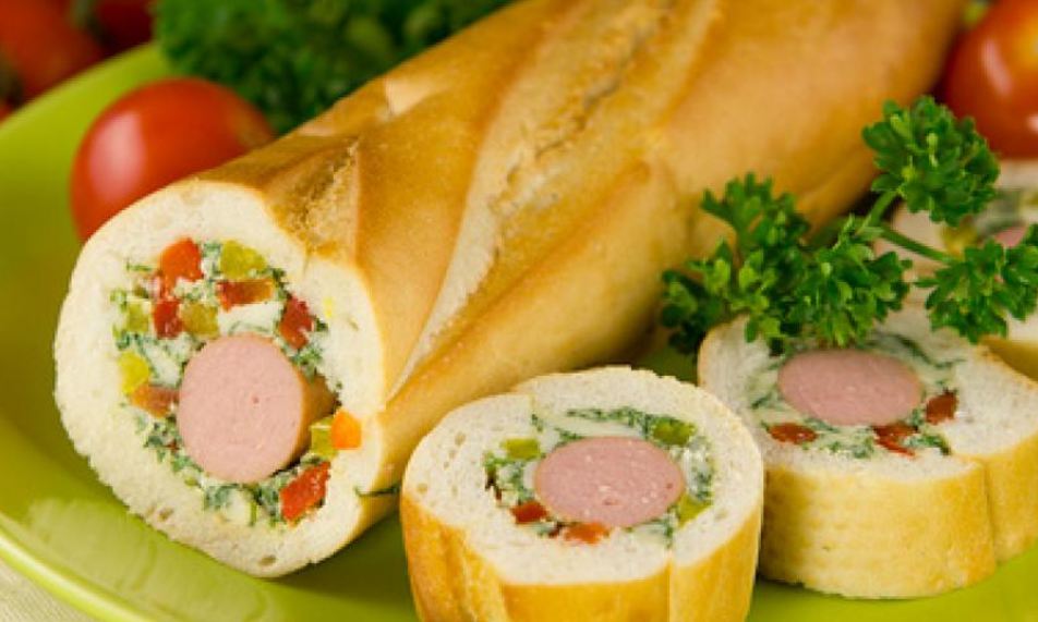 Рецепт закрытого бутерброда с сосисками, соленым огурцом и болгарским перцем