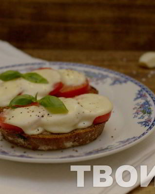 Запеченный бутерброд с помидором и моцареллой