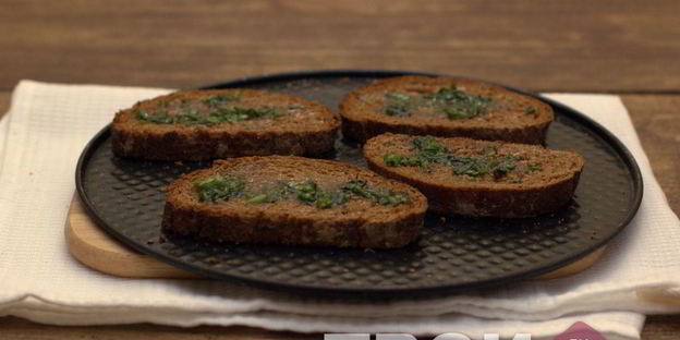 запеченный бутерброд с помидором и моцареллой