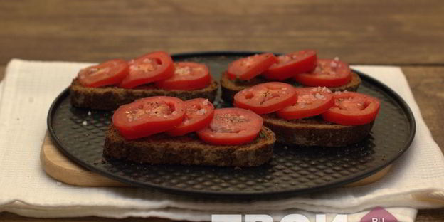 запеченный бутерброд с помидором и моцареллой